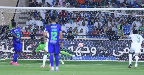 الأهلي يتعادل مع الفتح 1-1 في شوط مثير بالدوري السعودي.. فيديو