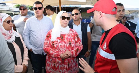 وزيرة التضامن تجري زيارة ميدانية لخط سير العائدين من المصريين والسودانيين