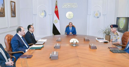 الرئيس السيسى يجتمع برئيس الوزراء ووزيرى الدفاع والداخلية ورئيس المخابرات العامة ومحافظ شمال سيناء لمتابعة الموقف التنفيذي لجهود التنمية الشاملة بالمحافظة.. ويوجه بأهمية أن تهدف الجهود لصياغة مسار تنموى متطور