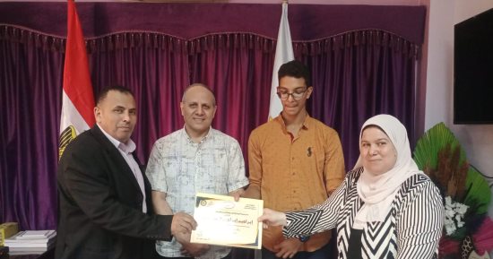 وكيل تعليم كفر الشيخ يكرم طالبا مبدعا بالتعليم الفنى ويشيد بمركز الموهوبين.. صور
