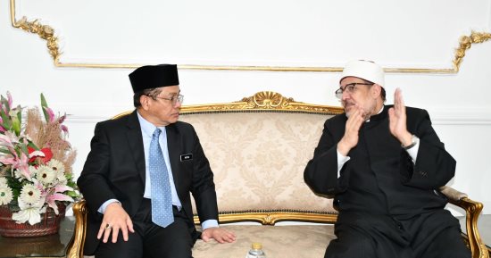 وزير الأوقاف لنظيره الماليزى: إصداراتنا في قضايا التجديد جاوزت 430 إصدارا عربيا