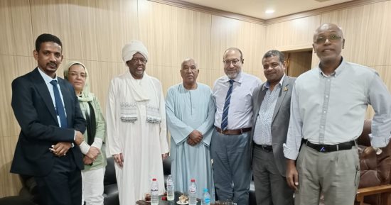 مستشفيات جامعة أسوان تبحث مع القنصل السودانى إرسال قوافل للسودان