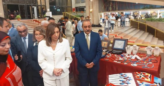 وزيرة الثقافة ومحافظ الإسماعيلية يتفقدان معرضا للكتب والفنون التشكيلية بقصر الثقافة