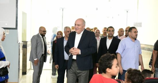 محافظ قنا يفتتح سينما الأطفال بمكتبة قنا العامة 
