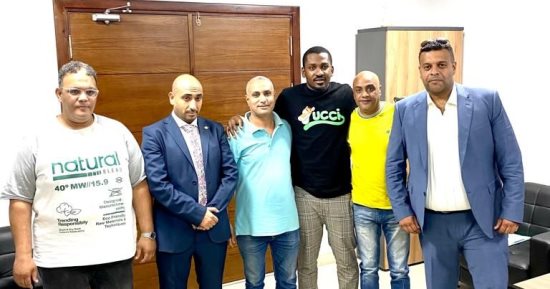 جونيور أجايى يتصالح مع مسئولى سموحة.. صورة