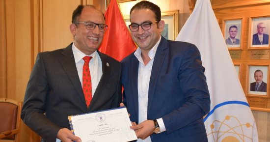 رئيس جامعة حلوان يكرم الزميل محمد صبحى لجهوده فى تغطية أنشطة وفعاليات الجامعة