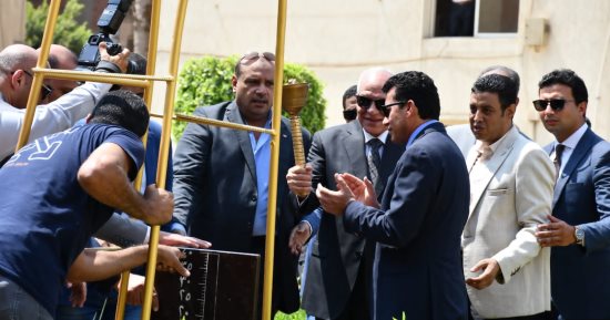 وزير الشباب والرياضة ومحافظ الجيزة يستقبلان شعلة أسبوع شباب الجامعات الـ13