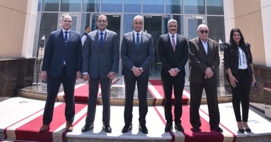 وزير العمل يزور أكبر مجمع  للإصدارات الذكية والمؤمنة في الشرق الأوسط