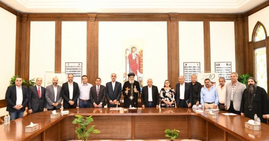 البابا تواضروس الثانى يلتقى مديرى مؤسسة "سمعان الخراز" بالمقر الباباوى