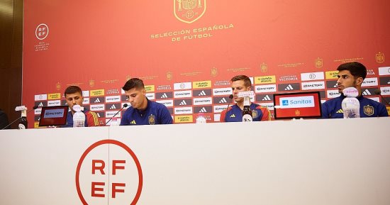 قادة منتخب إسبانيا يدعمون فريق السيدات ضد رئيس الاتحاد فى مؤتمر صحفى