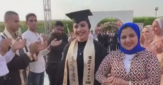 "خلود" تحتفل بالتخرج على طرف صناعى.. قصة مُلهمة