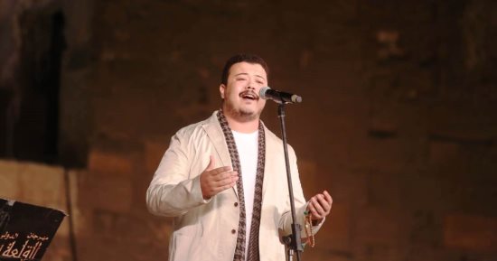 أحمد العمرى ينشد "ماشي في نور الله" والجمهور يردد معه بمحكى القلعة