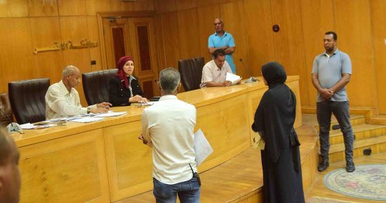 سكرتير عام الأقصر تناقش شكاوى ومشكلات المواطنين.. صور