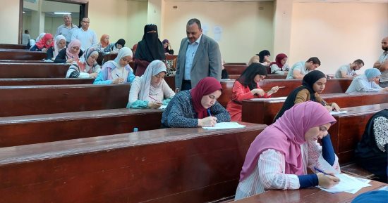 نائب رئيس جامعة بنها يتفقد أعمال الكشف الطبى على الطلاب الجدد وامتحانات كلية التمريض