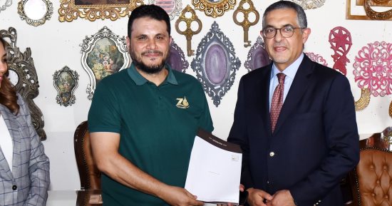 الرئيس التنفيذى لهيئة الاستثمار يسلم عقود تشغيل ورش مدينة دمياط للأثاث