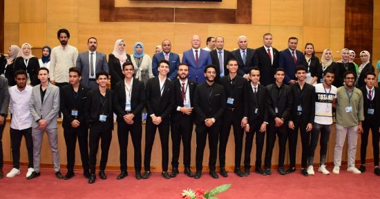 حفل تخرج الدفعة الأولى لكلية الحاسبات والذكاء الاصطناعى بجامعة سوهاج.. صور