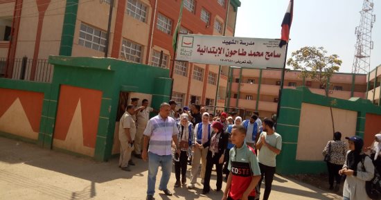 وفد من طلاب وخريجى الجامعات فى جولة لتفقد مشروعات حياة كريمة بالمنوفية