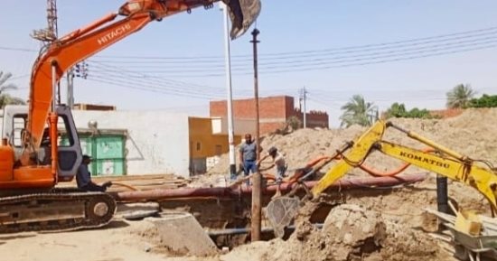 حياة كريمة بقرى أسوان.. طفرة فى مشروعات البنية الأساسية.. القضاء على مشاكل ضعف مياه الشرب.. مشروعات صرف صحي داخل 79 قرية بأسوان بتكلفة 6.8 مليار جنيه.. وتعليمات من المحافظ بسرعة الانتهاء من المشروعات الجارية