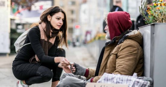 4 أبراج تشعر بالسعادة لما بتسلف غيرها.. "اللى فى جيبهم مش ليهم"