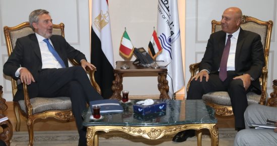 وزير النقل يبحث تسيير خط بحرى لنقل المحاصيل سريعة التلف بين مصر وإيطاليا