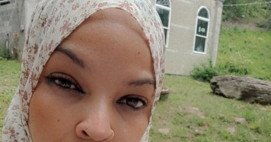 أمريكية مسلمة تقاضى مسئولى سجن أجبروها على خلع الحجاب لالتقاط صورة جنائية