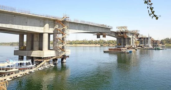 قفزة تنموية وعمرانية.. بدء العد التنازلى لافتتاح محور دراو فوق النيل فى أسوان.. الأهالى: يساعد على تقليل الوقت.. ويخدم الأسواق ويحد من حوادث مزلقان بلانة.. وسعداء بإنجازات الرئيس السيسى.. صور
