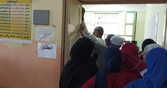 الكشف على 686 حالة بقافلة جنوب الوادى الطبية لقرية الترامسة