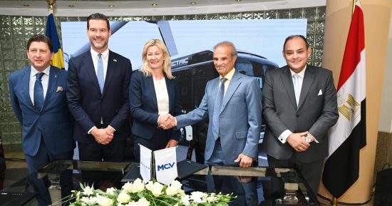 وزير الصناعة ونظيره السويدى يشهدان توقيع اتفاقية لتصنيع أتوبيسات كهربائية