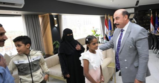 محافظ أسوان يكرم أسرة عامل توفى بصعق كهرباء أثناء تركيب كشافات إنارة.. صور