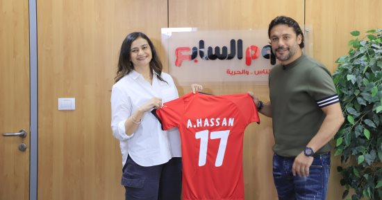 الصقر أحمد حسن يهدى تي شيرت منتخب مصر لـ عُلا الشافعي