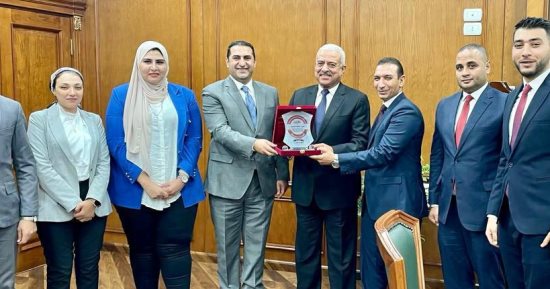 محافظ السويس يلتقي وفد المبادرة الوطنية لتطوير الصناعة المصرية" ابدأ"