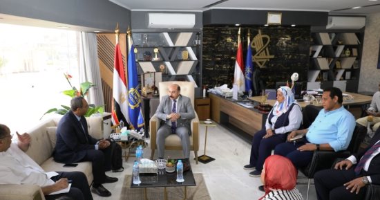 محافظ أسوان يستقبل فريق مشروع الدعم الفنى التابع لوزارة التنمية المحلية 