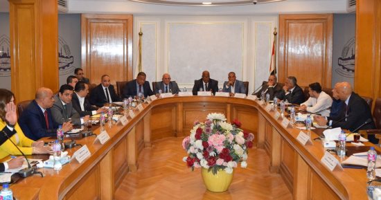 غرفة القاهرة التجارية تناقش استعدادات معرض "أهلًا مدارس" مع "التموين" و"الصناعة"