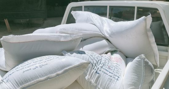 ضبط صاحب مخزن بالأقصر لحيازة سلع مدون عليها تاريخ الإنتاج بحبر قابل للإزالة