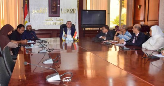 نائب محافظ الأقصر يعقد اجتماع المجلس الإقليمى للسكان لبحث توعية المواطنين.. صور
