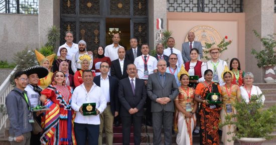 محافظ الإسماعيلية يستقبل الفِرق الأجنبية المُشاركة بمهرجان الفنون الشعبية