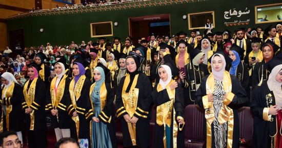 رئيس جامعة سوهاج يشارك طلاب الدفعة السادسة بكلية الصيدلة حفل تخرجهم.. صور