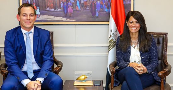 وزيرة التعاون الدولى تناقش تعزيز التعاون المشتركة مع مسئولى شركة شنايدر إلكتريك