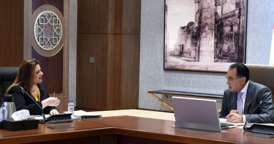 رئيس الوزراء يتابع مع وزيرة الهجرة بعض التيسيرات المقدمة للمصريين بالخارج