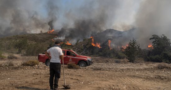رجال الإطفاء فى اليونان يجرون عمليات إنقاذ كبرى بعد هطول أمطار غزيرة