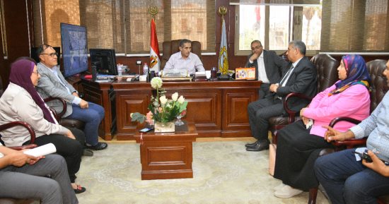 محافظ الغربية يجتمع بمسئولى المرافق لمناقشة مشروعات الرصف والتطوير بالمحافظة