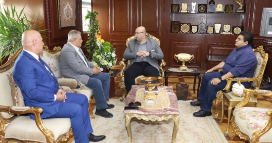 محافظ بنى سويف يناقش إنشاء وتطوير محطات مياه الشرب والصرف الصحى 