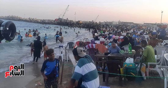 عودة الزحام إلى شواطئ الإسكندرية بعد ارتفاع درجات الحرارة.. الشواطئ العامة تسجل نسبة إشغال 100% والسياحية 80%.. تحذيرات من ارتفاع الأمواج بالعجمي و6 شواطئ آمنة شرقًا.. صور