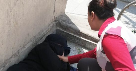 محافظ أسوان يأمر فريق التدخل السريع بتوفير الرعاية لسيدة بلا مأوى