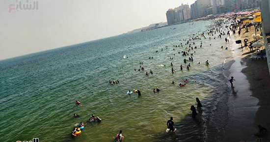  زحام على شواطئ الإسكندرية بعد ارتفاع درجات الحرارة