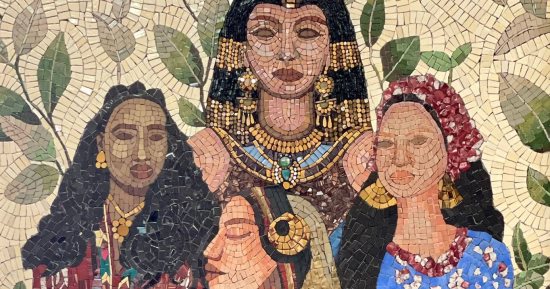 "شيماء" صممت جدارية بـ7 نماذج للمرأة المصرية على مر العصور بمشروع تخرجها