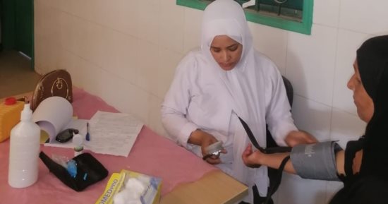 الكشف على 885 مريضا فى قافلة علاجية بوحدة باويل الصحية فى إسنا.. صور
