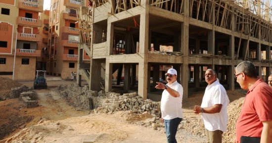 محافظ أسوان يتفقد معدلات تنفيذ مشروع إنشاء مجمعات المدارس شرق المدينة