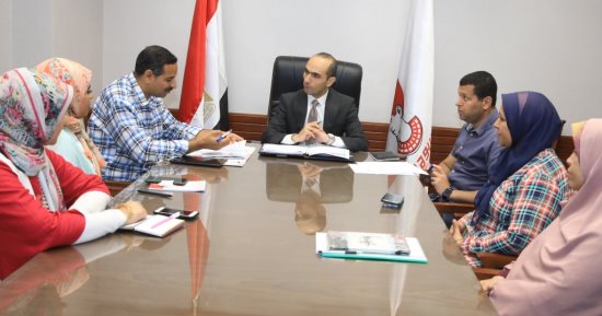 نائب محافظ سوهاج يعقد اجتماعا بأعضاء فريق مبادرة "صوتك مسموع" لفحص الشكاوى