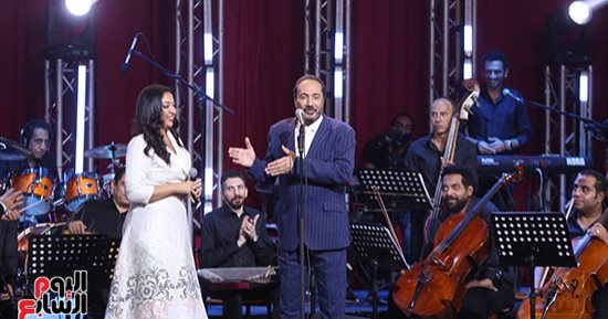 شيماء يسرى تشارك على الحجار فى غناء "أحسن جيوش" بحفله بنقابة الصحفيين.. صور